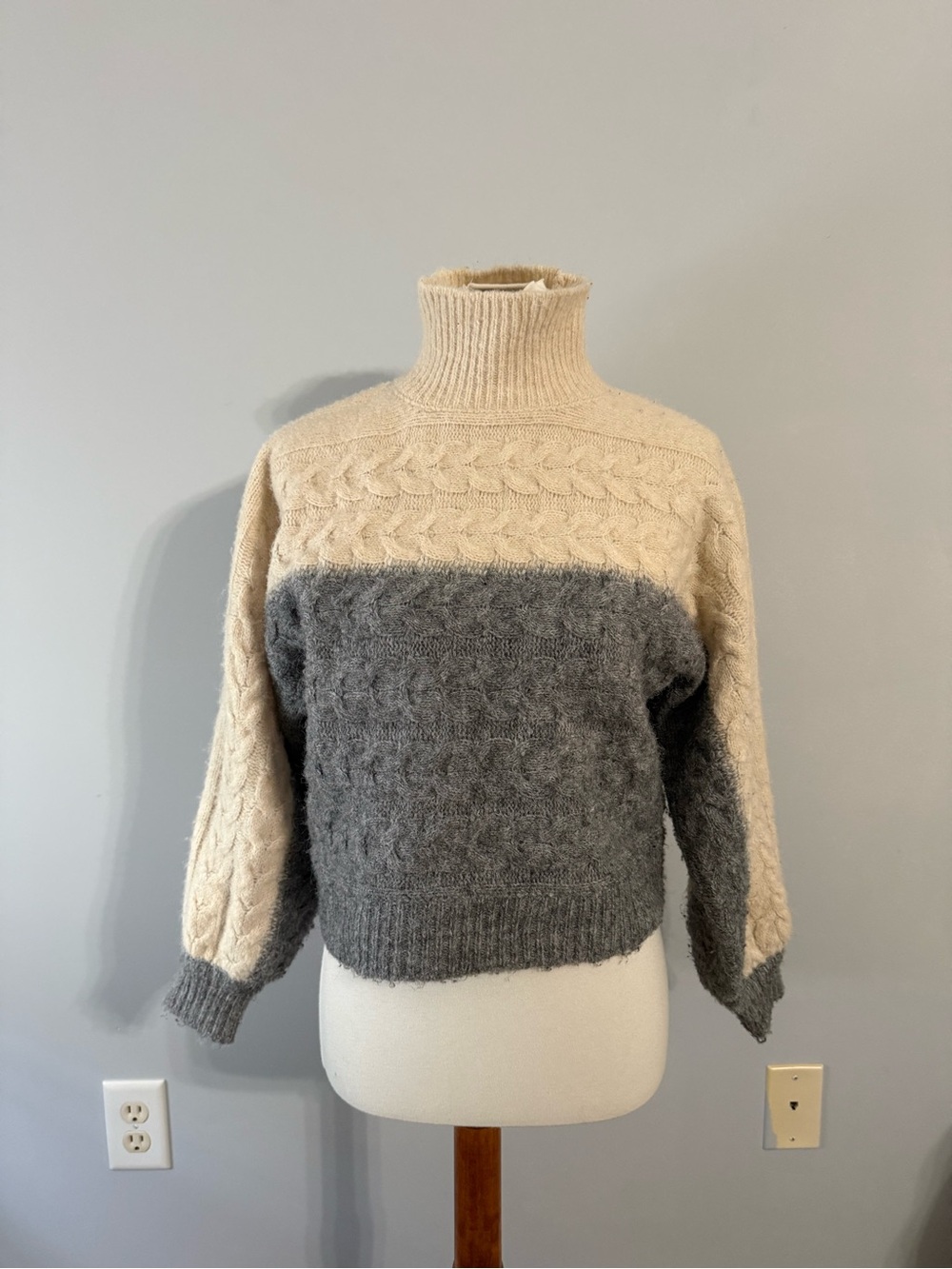 Vero Moda Two-Tone Cable Knit Turtleneck Sweater - Cream & Gray